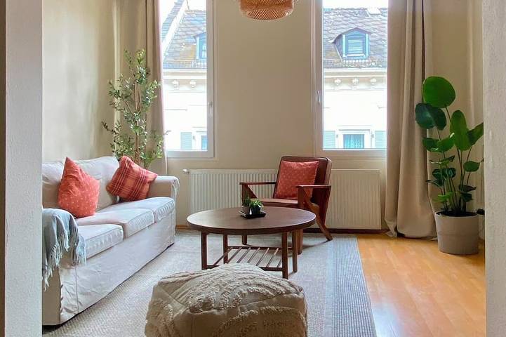 Ganze Wohnung, Charmante Altstadt-Wohnung Wiesbaden, 2 Schlafzimmer, Parkhaus 150 m entfernt in Wiesbaden, Südhessen