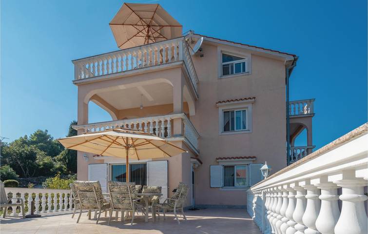 Ganze Ferienwohnung, Apartment mit Meerblick, Terrasse, WLAN und Parkplatz – 300 m bis zur Küste in Plaža Jaz, Poljana