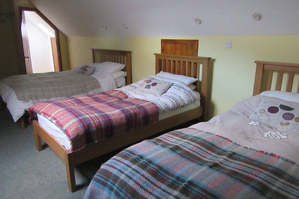 Kestrel, Longhouse Cottages in Highlands