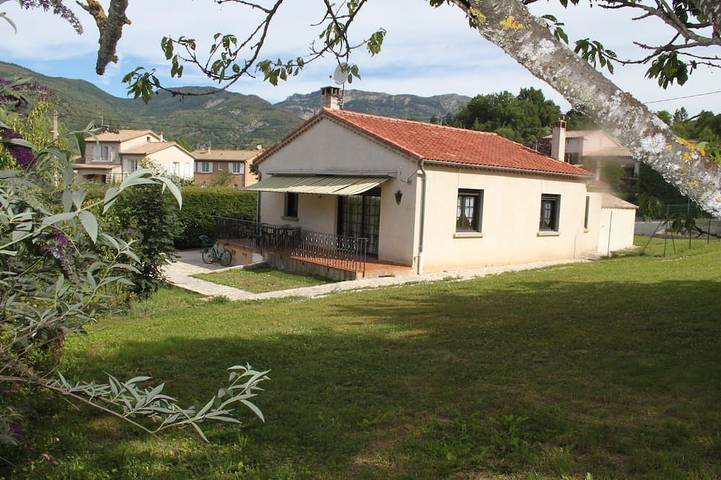 Vakantiehuis voor 4 personen, with tuin and terras as well as zwembad, met huisdier in Castellane
