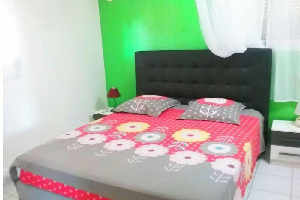 Spacious T3 gîtes, lovely terrace and shared swimming pool, sea view, peaceful setting in Capesterre-Belle-Eau, Guadeloupe (Caribbean)