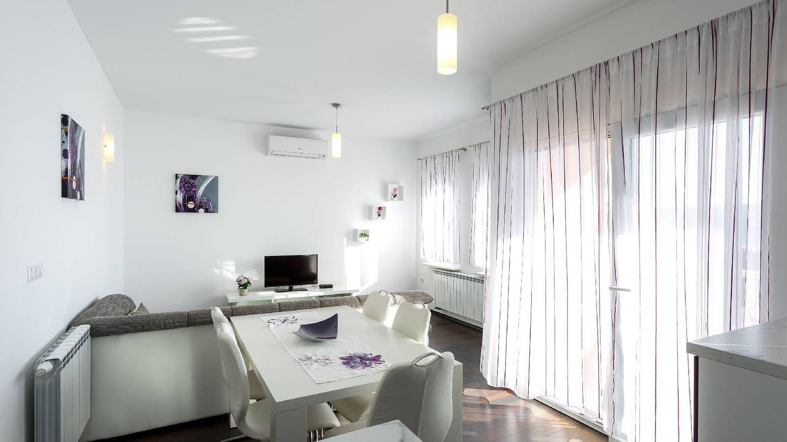 Ganze Ferienwohnung, Apartment in Dugi Rat with Generous Terrace in Dugi Rat, Split-Dalmatien
