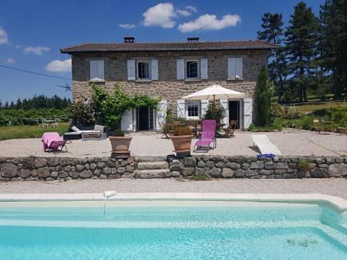 Location de vacances pour 2 personnes, avec piscine ainsi que terrasse et jardin à Saint-Romain-Lachalm - 2