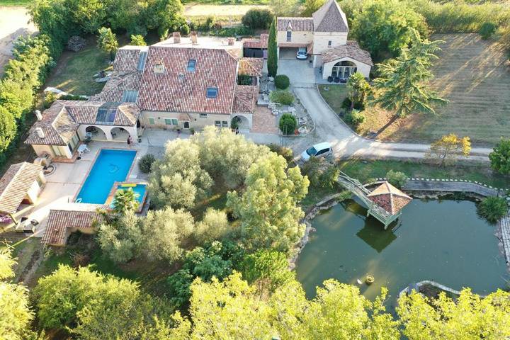 Chambre d’hôte pour 2 personnes, avec piscine et jardin dans Montpouillan