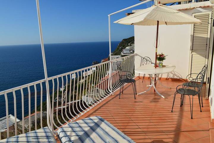 Ganze Wohnung, Bright and spacious apartment where you can enjoy peace and beautiful sea views in Praiano, Sorrento Coast