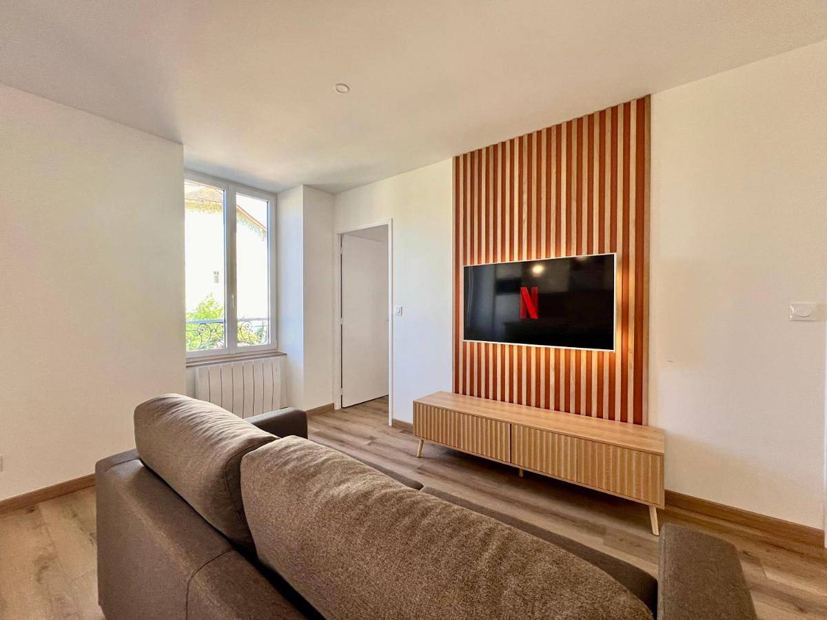 Appartement entier, One-Bedroom Apartment in Digoin, Région de Charolles