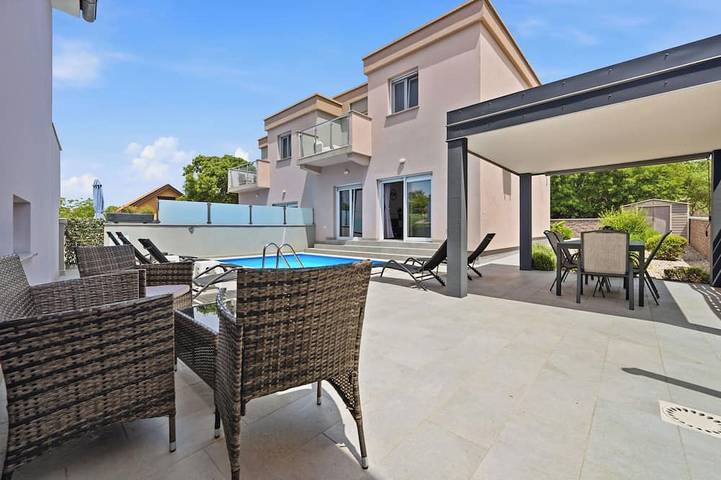 Ferienhaus für 7 Personen, mit Balkon und Garten in Pinezici