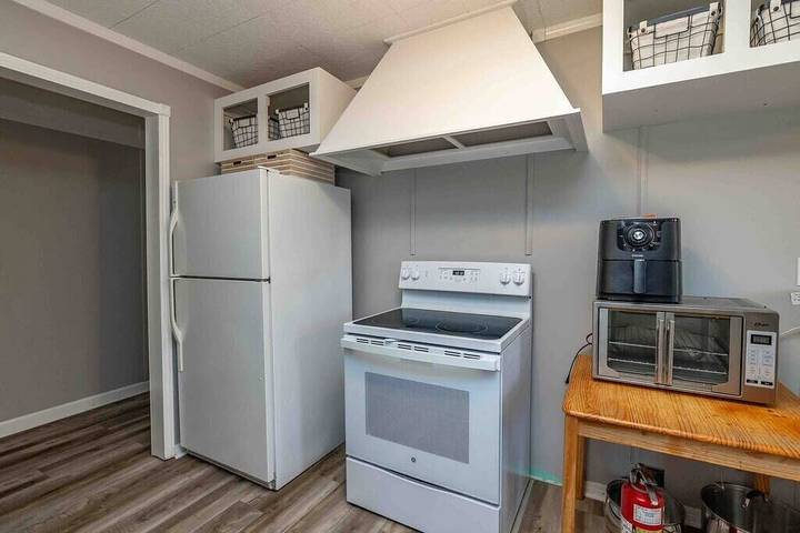 Vacation rental for 30 people, with hot tub and sauna as well as yard, with pets in Lake Cumberland