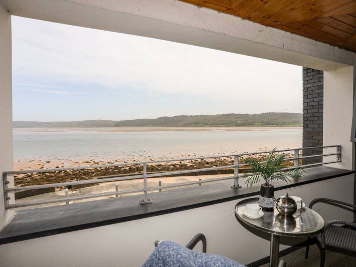 Cottage for 8 people, with Balcony and View in Red Wharf Bay