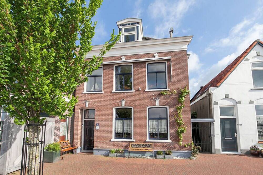 The Captain's Cabin with Xxl bath and sauna on the river De Lek in Lekkerkerk, Groene Hart