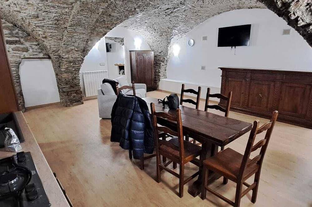 Ganze Wohnung, Finely renovated two-room apartment with typical stone vaults. in Pragelato, Turin Provinz
