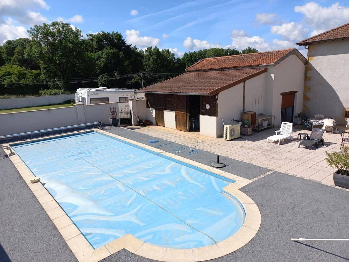 Gite du Gaicoton 15 places piscine in Saint-Hilaire-sous-Charlieu, Région de Roanne