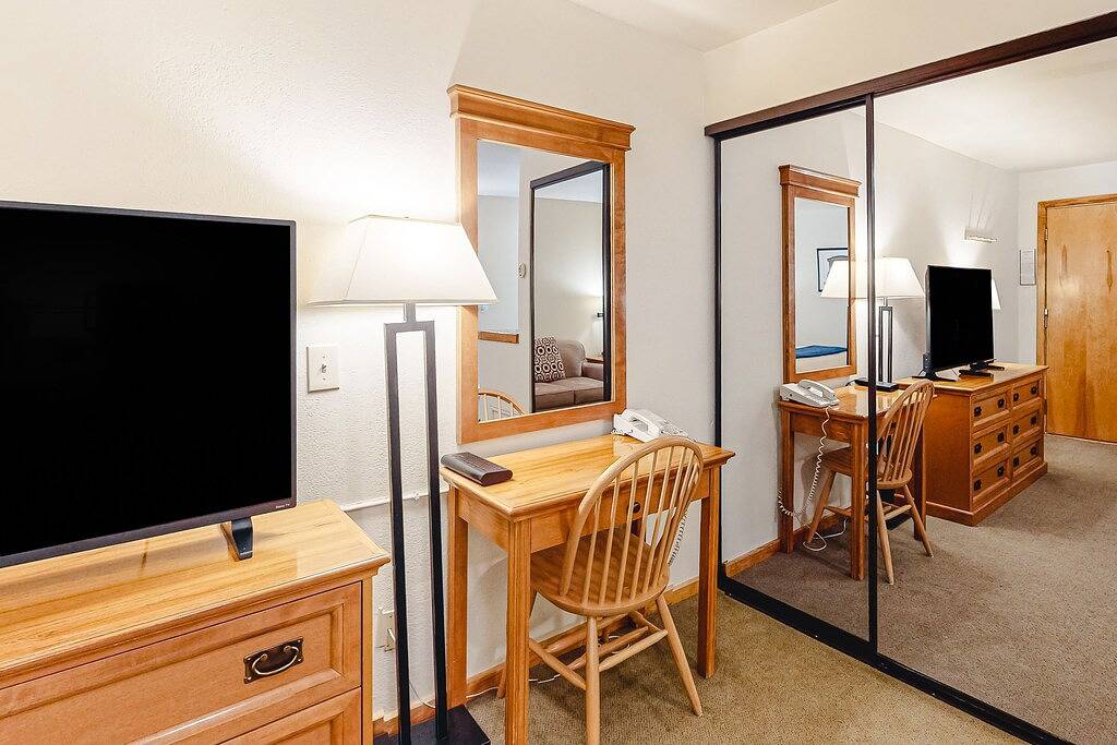 Main St. gem - pool & hot tub - walk to lifts, dog-friendly, third floor in Aspen, Aspen Snowmass