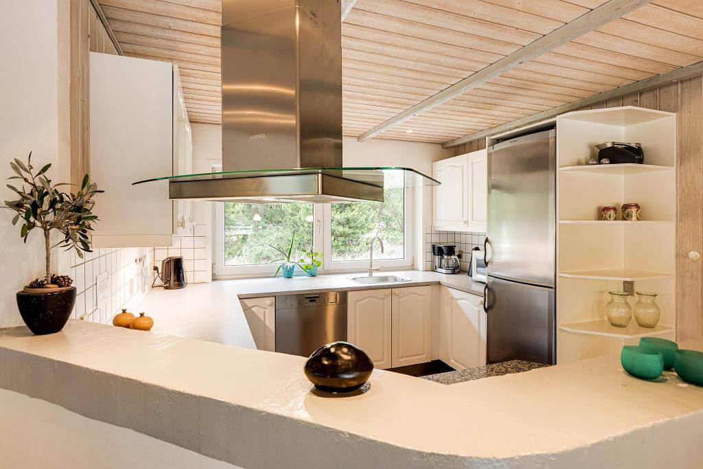 Reetdach-Ferienhaus mit Pool und Whirlpool für 10 Personen in Sønderstrand, Tagholm