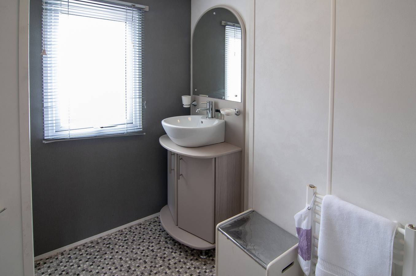 Lodge - Sleeps 6 with Pool Access in Hastings, Sussex Oriental