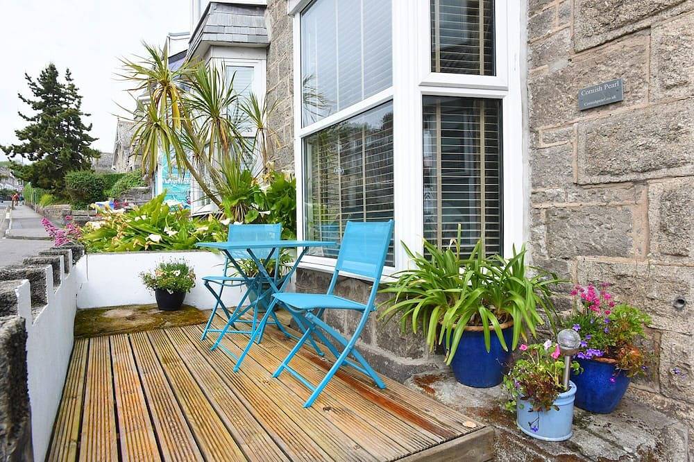Cornish Pearl. Spacious three bedroom cottage 400 yards to the beach inc parking in St. Ives, Cornwall