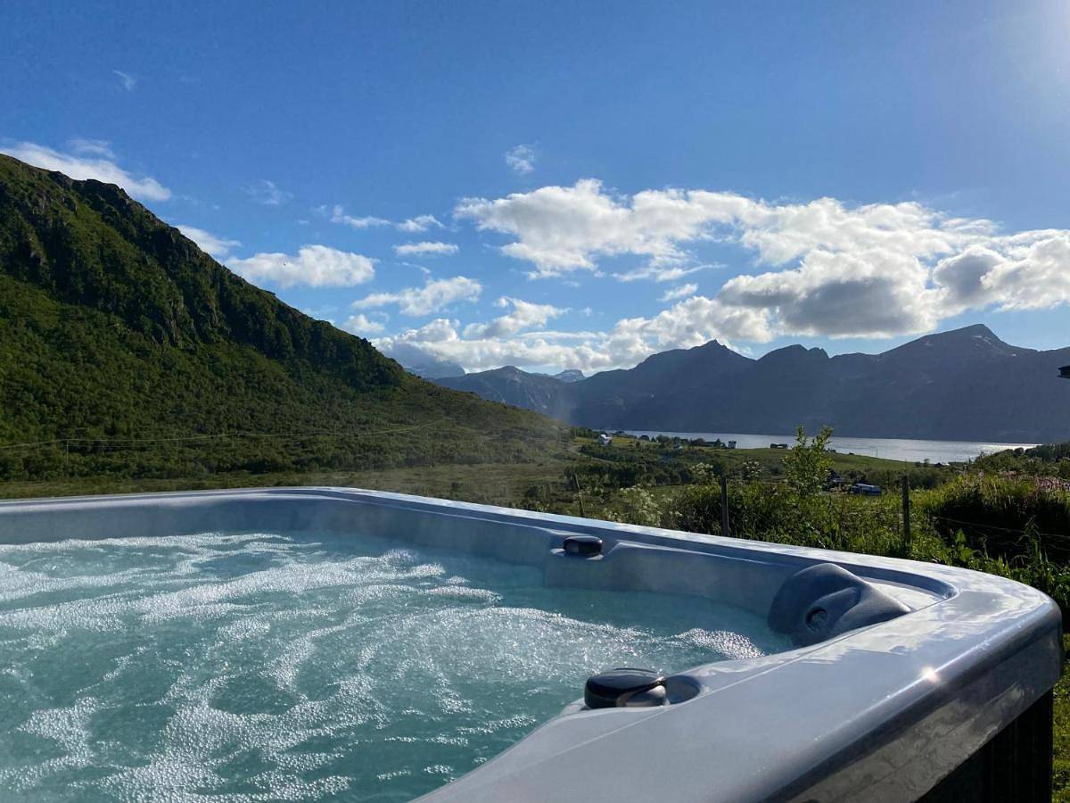 Villa med jacuzzi og nydelig utsikt in Vestvågøy 