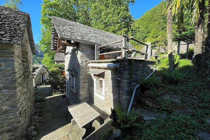 Schönes Rustico Eingangs Verzascatal für 2 P. Ruhig, zentral - keine Haustiere in Gordola, Tessiner Alpen