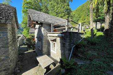 Log Cabin for 2 People in Gordola, Ticino, Photo 4