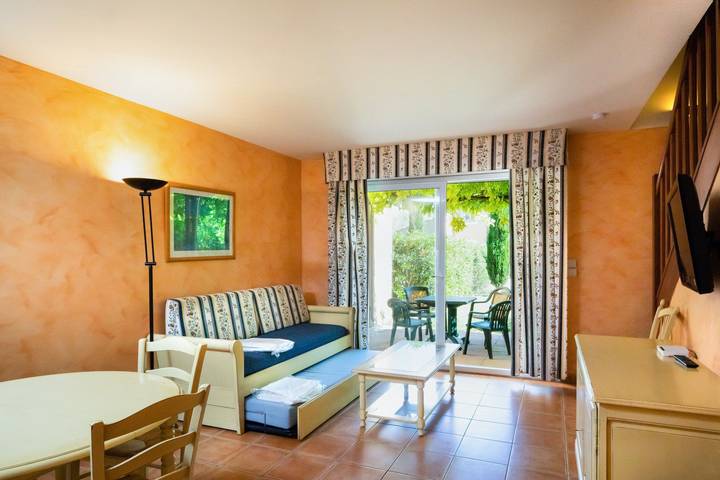 Vakantiehuis voor 5 personen, with Balkon and Tuin as well as Zwembad and Sauna in Arles