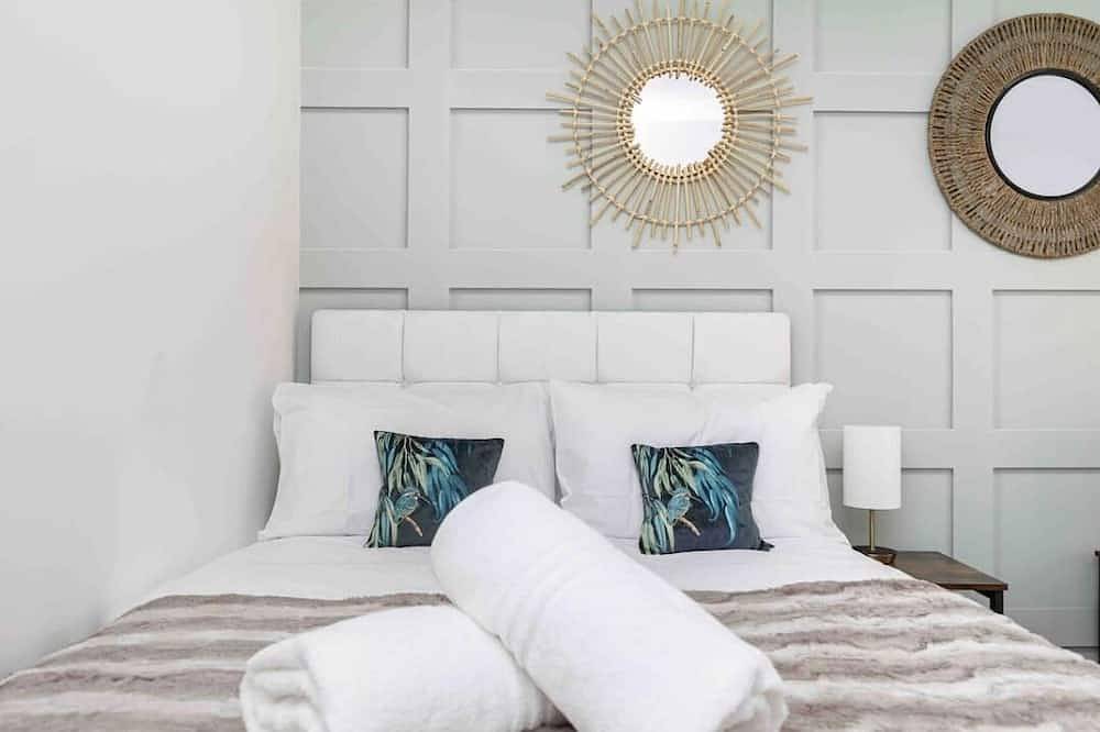 Luxury Seaway sleeps 12, playroom/xbox/hot tub/private chef in Barton on Sea, Hampshire