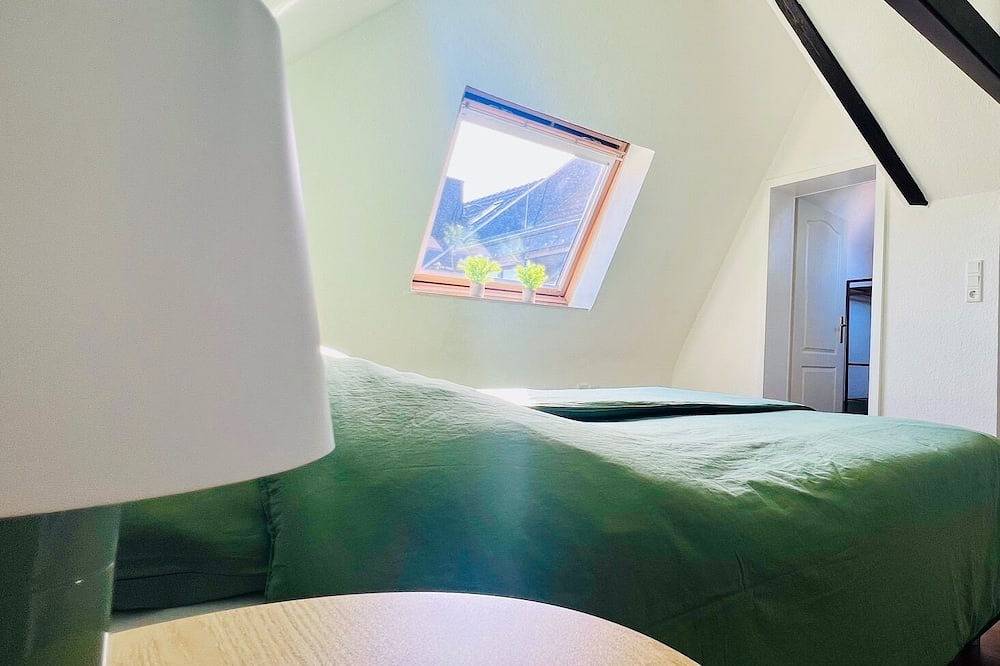 Entire apartment, Charming top floor/maisonette apartment with balcony in the heart of Krefeld in Krefeld, Lower Rhine