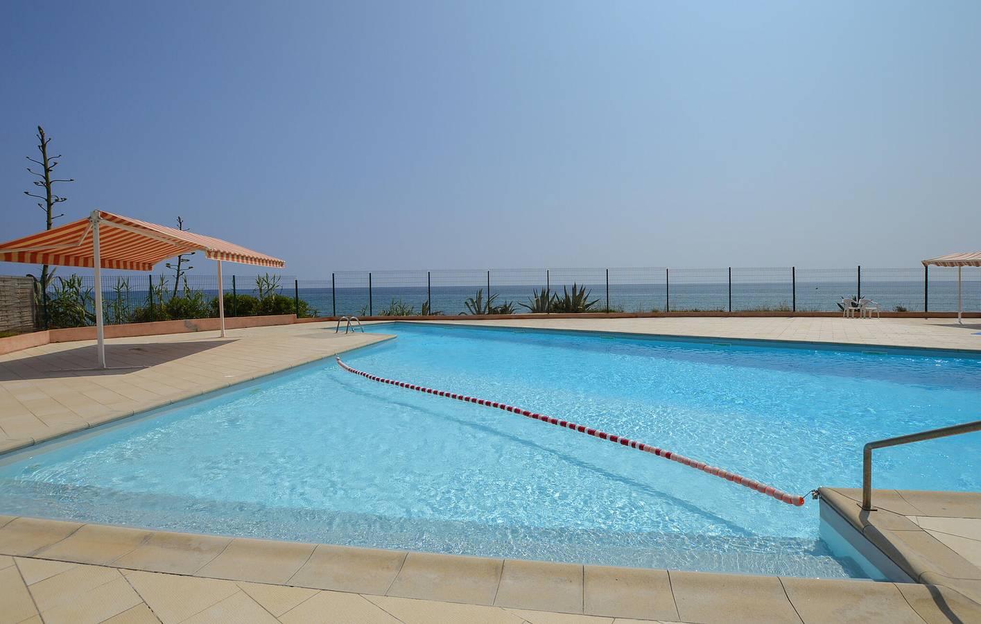 Appartement de vacances entier, Appartement confortable avec piscine, terrasse et parking, à 300 m de la plage et des restaurants in Moriani-Plage, Région de Corte