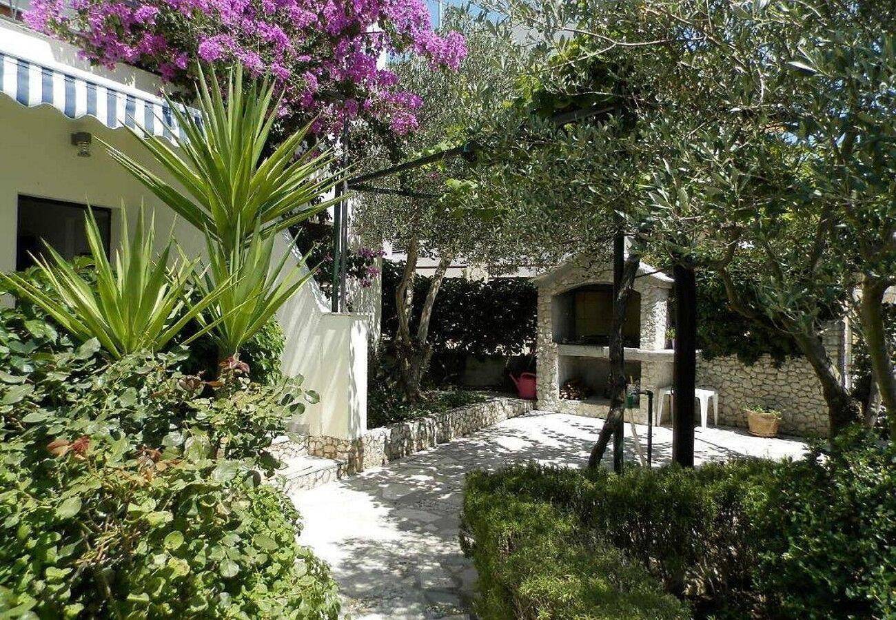 Familienfreundliches Haus, direkt am Strand in Rogoznica, Šibenik-Knin