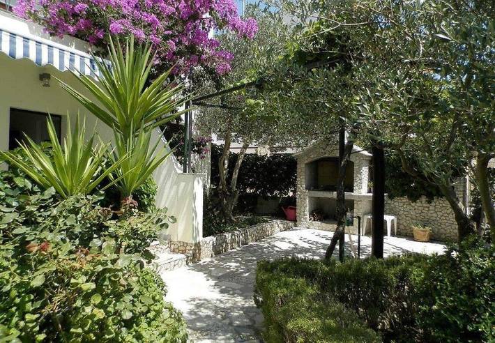 Familienfreundliches Haus, direkt am Strand in Rogoznica, Šibenik-Knin
