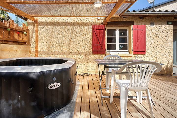 Holiday Home “Camping Les Pialades - Gîte Spa” with Private Terrace and Wi-Fi in Nabirat, Périgord Noir