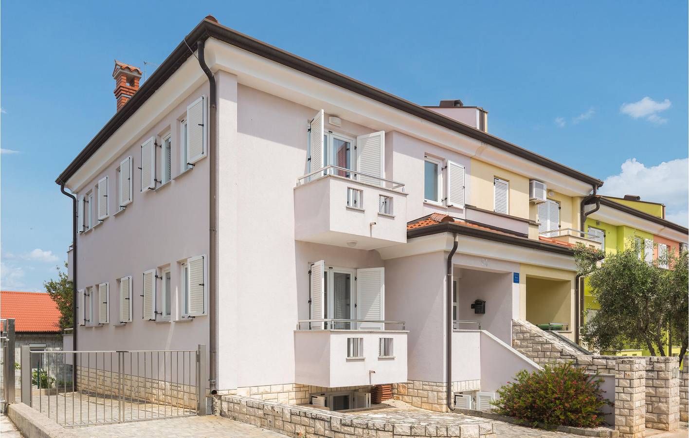 Reizendes Apartment mit einem Schlafzimmer und Terrasse, in der Nähe des FKK-Strandes Kanegra in Umag, Umag und Umgebung