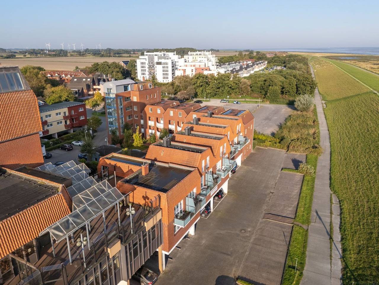 Ganze Ferienwohnung, Hus Strandkieker - Maisonette-Ferienwohnung in Deichlage an der Nordsee inkl. Balkon mit Meerblick in Schillig Strand, Wangerland