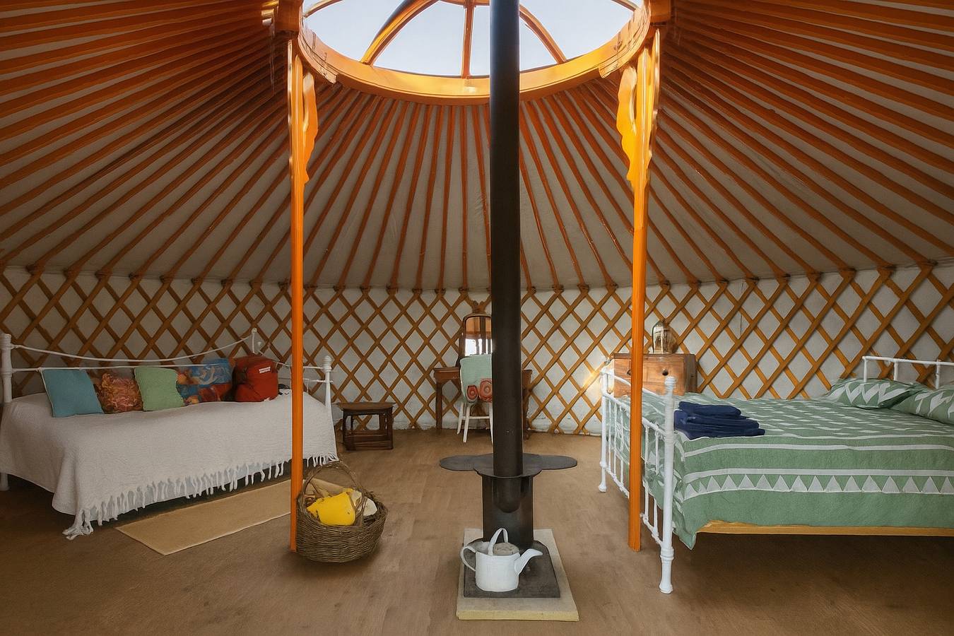 Beautiful Rural Yurt with Wood Fired hot tub in Charlton Musgrove, Somerset