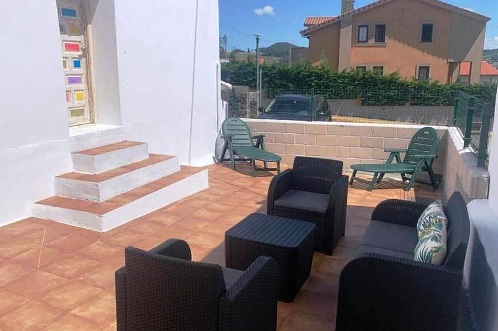 Apartamento entero, Bajo con terraza en Ajo - Castellanos 12007 in Bareyo, Costa de Cantabria