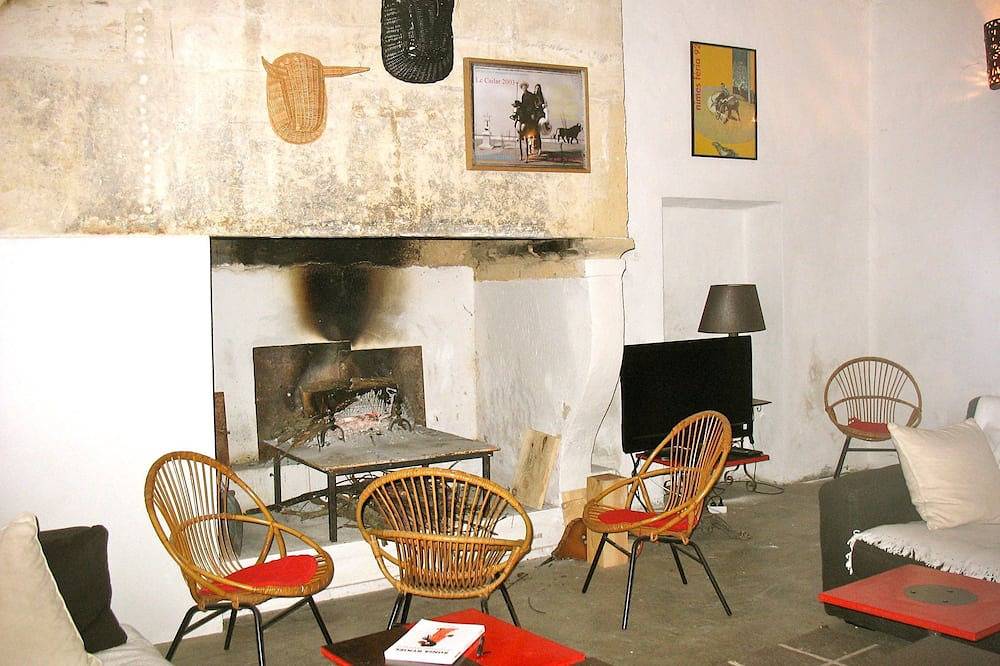 17th century character house in village center with swimming pool in Saint-Laurent-d'Aigouze, Côte d'Améthyste