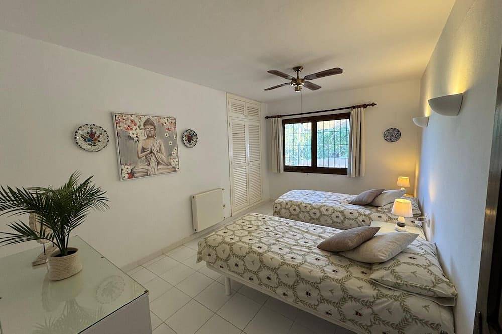 Tranquil Villa Escape - family sized hillside Villa with private swimming pool in Cala Llonga, Santa Eulària des Riu