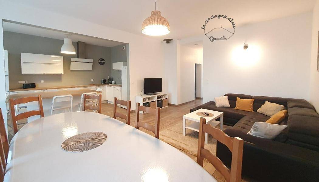 Appartement entier, La Pomerelle #Terrasse#Garage#Piscine in Ludesse, Région de Besse-et-Saint-Anastaise