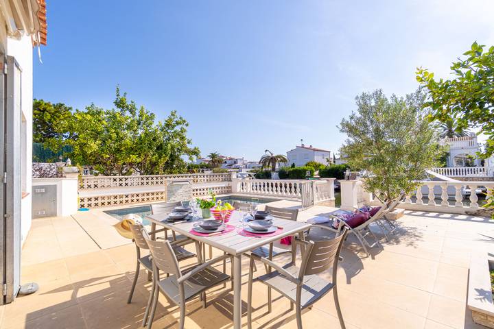 Casa rural para 6 personas, con terraza, Se admiten mascotas en Ampuriabrava - 3