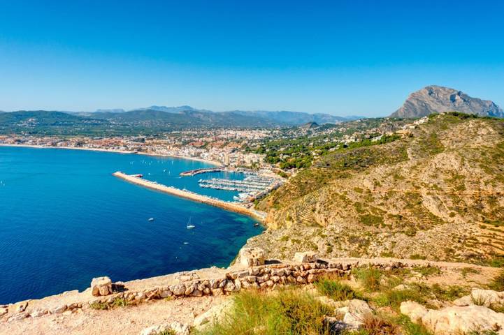 Chalet para 4 personas, con jardín además de terraza y piscina en Comunidad Valenciana