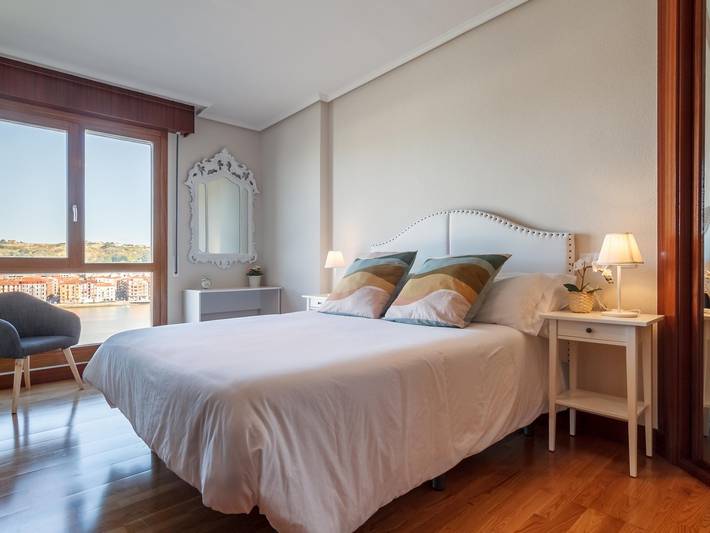 Ganze Ferienwohnung, Ferienwohnung für 5 Personen mit Seeblick in Solarium-Zona de Pesca Los Cargaderos (Barakaldo), Barakaldo