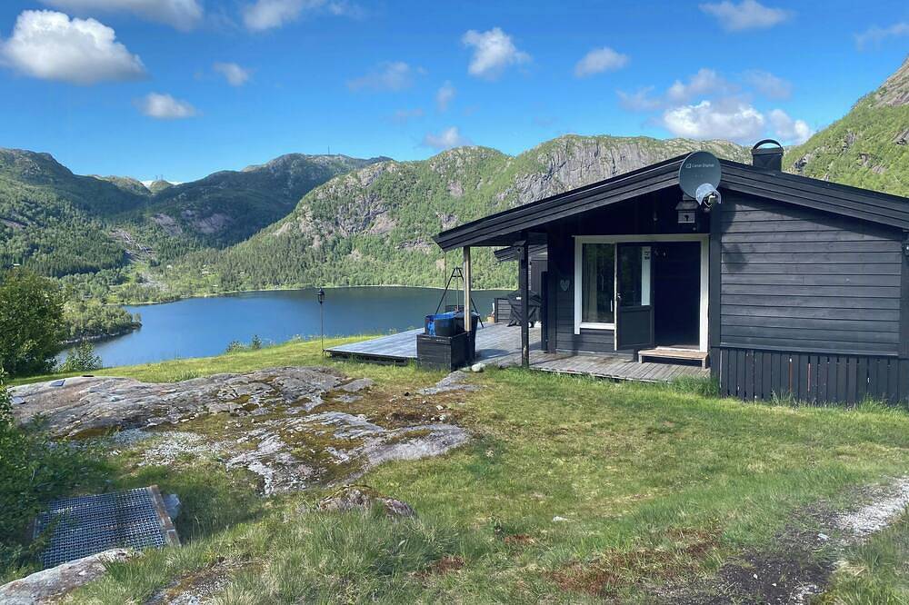 Berghütte mit magischer Aussicht und ruhigem See in Masfjorden