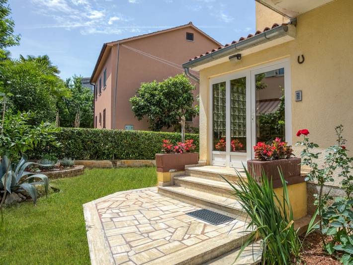 Ferienwohnung für 7 Personen, mit Terrasse und Garten in Poreč - 2