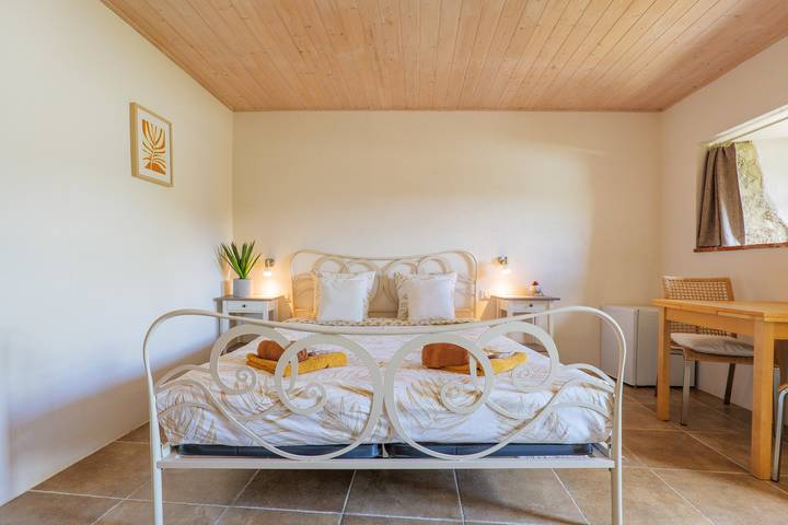 Guest Room “La Montselgues” with Mountain View, Shared Pool, Private Terrace in Sablières, Parc naturel régional des Monts d'Ardèche