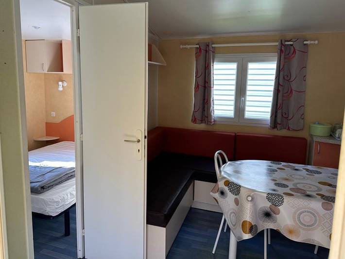 Camping Le Pontillou - Mobilheim 5 personen - Mobilheim Louisiane : 2 Schlafzimmer - Überdachte Terrasse - 4 Betten + 1 Einzelbett - Großer Kühlschrank 4/5 Pers. in Villamblard, Périgord Pourpre