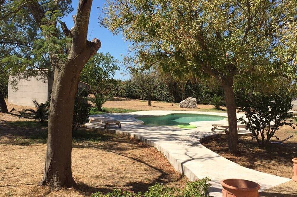 Charming Villa with Pool in Redessan, Nimes region
