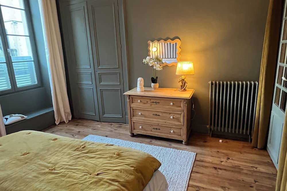 Entire apartment, Pau, right in the heart of downtown: Luxury 2-bedroom apartment; Pets allowed in Pau, Béarn