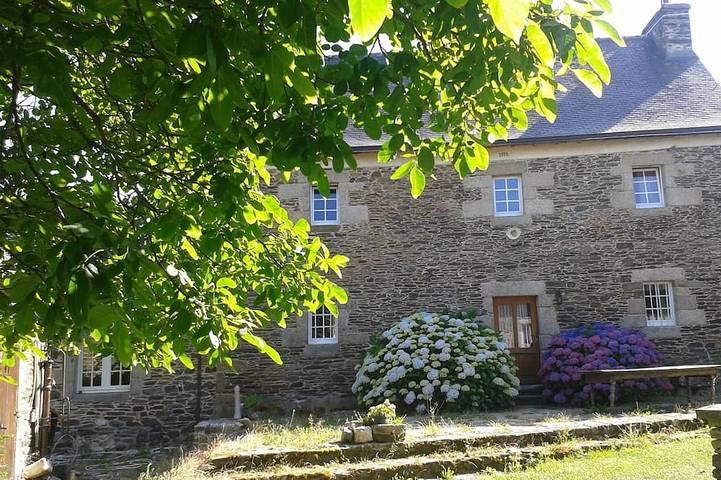 Location de vacances pour 8 personnes, avec Jacuzzi ainsi que Terrasse et Jardin à Plouégat-Guérand