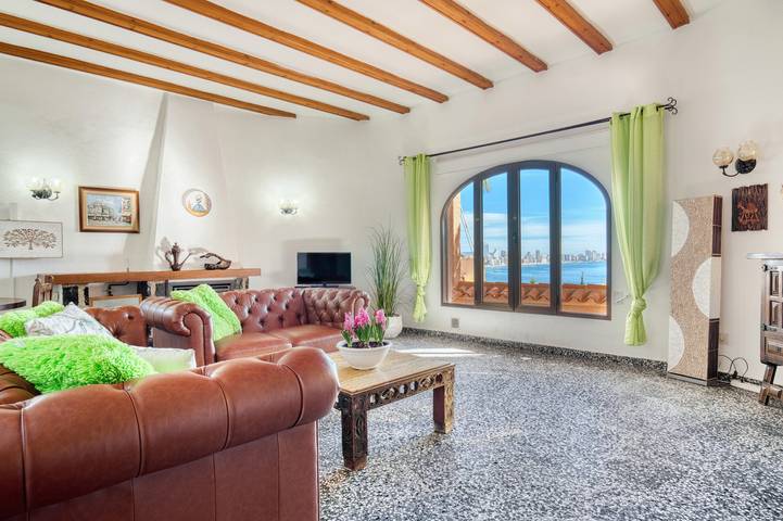 Villa "Bodine" con Vistas al Mar, Piscina Compartida y Wifi in Cala les Urques (Maryvilla), Maryvilla