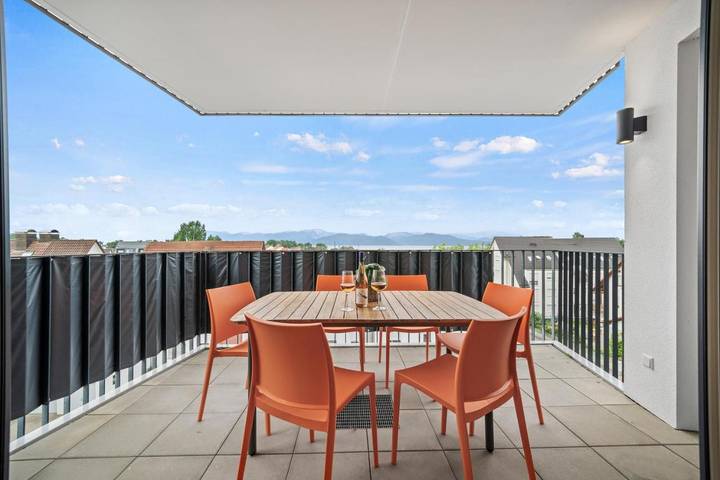Ferienwohnung für 8 Personen, mit Balkon und Terrasse sowie Seeblick und Ausblick