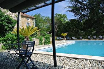 Gîte pour 10 personnes, avec jardin ainsi que piscine et terrasse, animaux acceptés à Cornillon